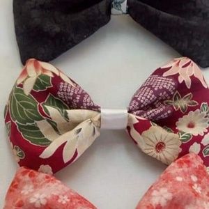 Burgundy/cream floral bow, approx. 3.5"x5.5"